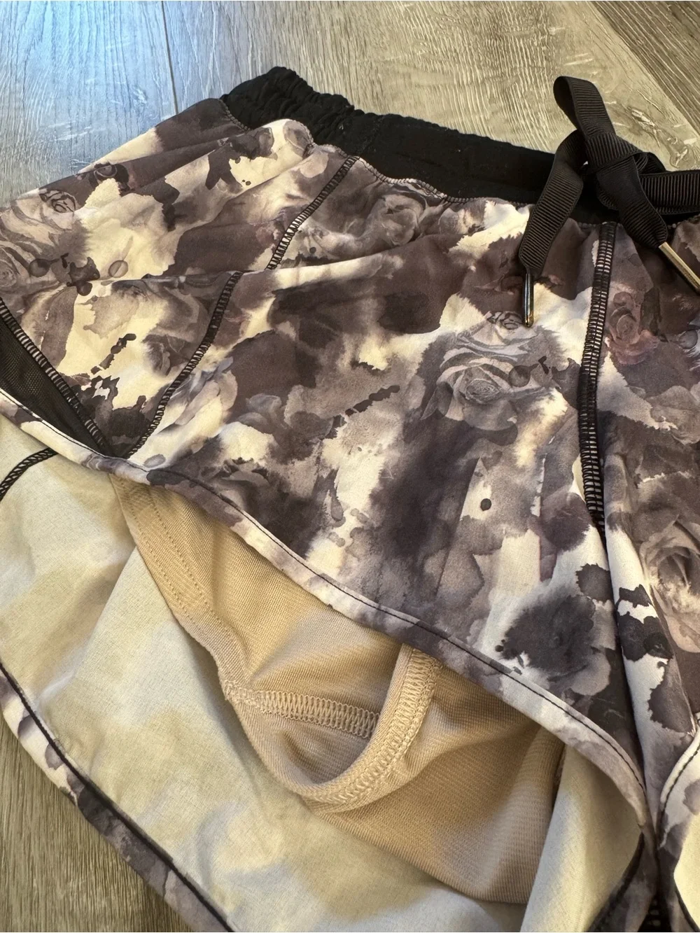 Lululemon Women's Black White Gray Floral Hotty Hot Running Shorts Size 6